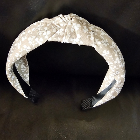 Set Of Three Knotted Headband  Cream, Tan, and Tan & White Floral NWOT - Picture 4 of 11